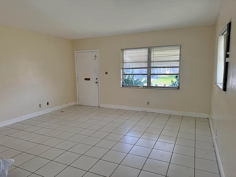 7105 NW 70th Ct — Photo 9