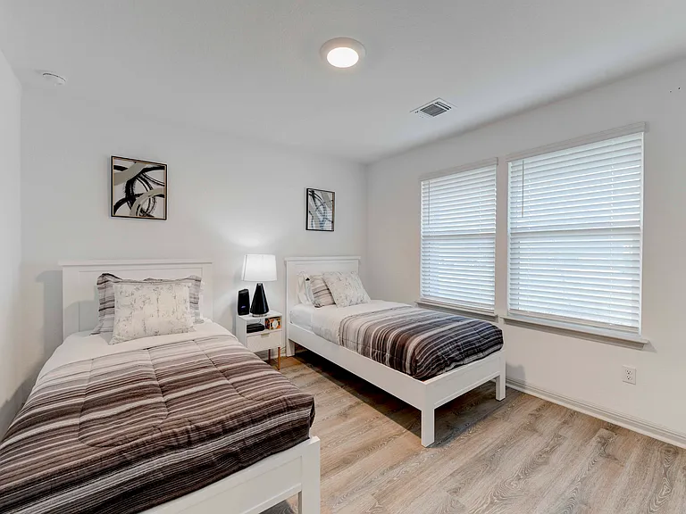 215 Sweetwater Creek Ln — Photo 11