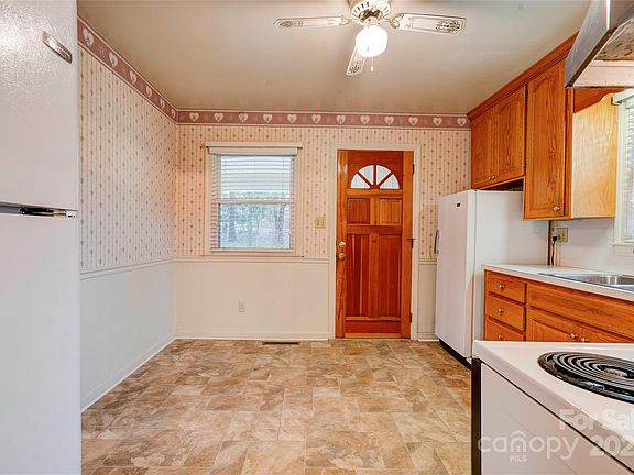 5th image of 302 Churchill Dr