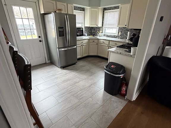 3rd image of 437 Hickory Ave