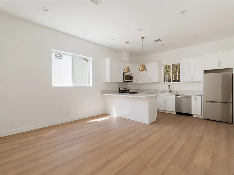 10558 Encino Ave — Photo 1