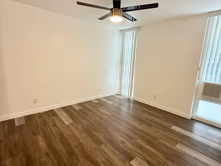 1617 N Poinsettia Place — Photo 3
