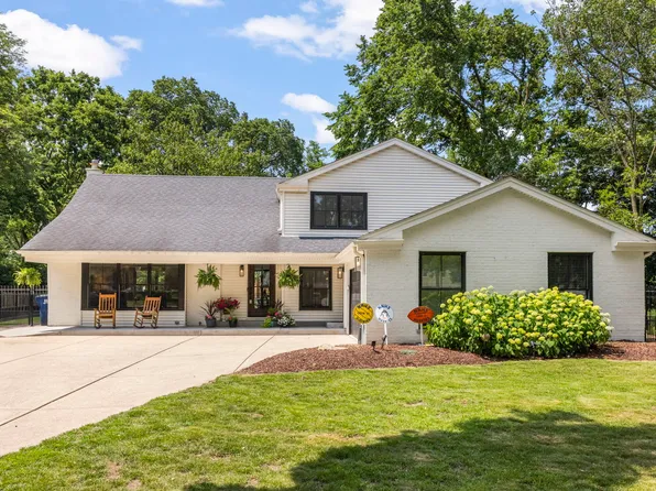 440 Menominee Ln, Naperville, IL 60563