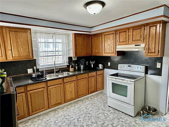 5th image of 135 W Elm St