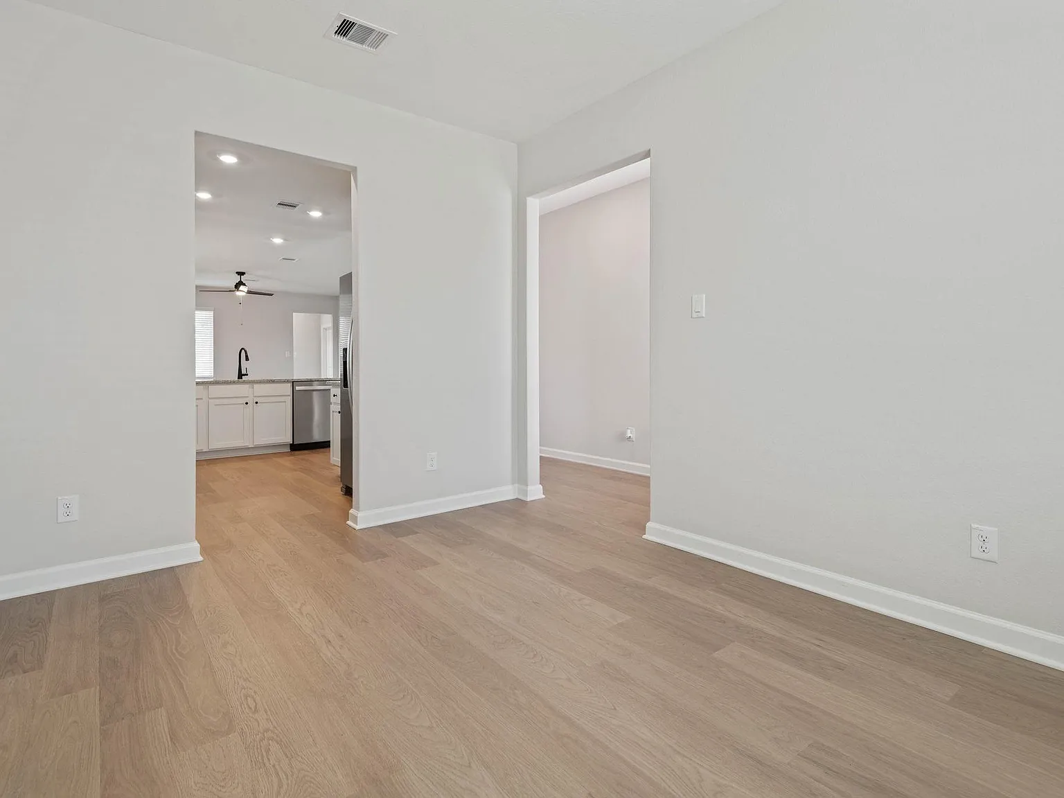 3 bed, 2.0 bath, 1620 sqft, $2,655 — Photo 4