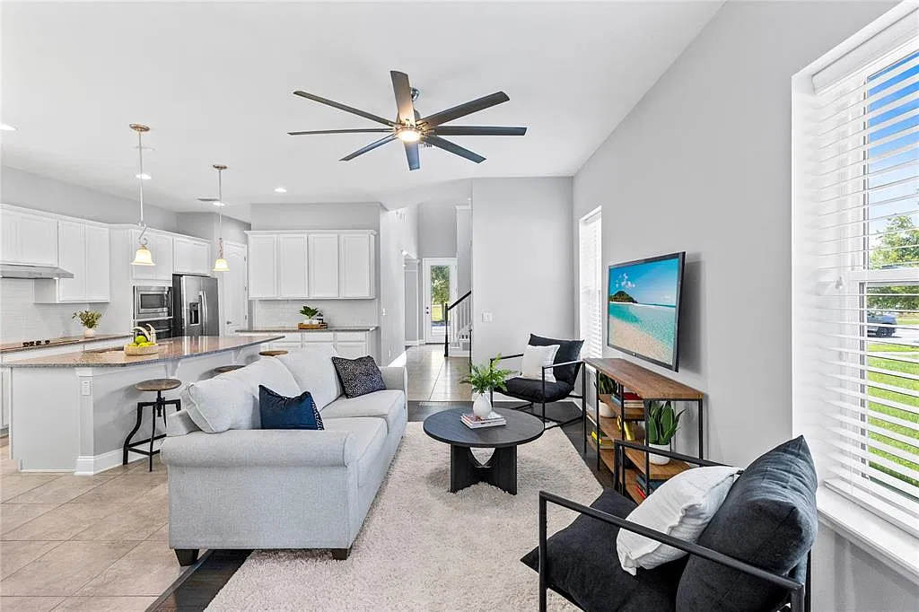 4 bed, 3.5 bath, 2344 sqft, $3,995 — Photo 3
