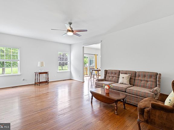 3rd image of 518 Hambleton Ln