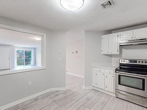 3rd image of 8 Ledgewood Way APT 10