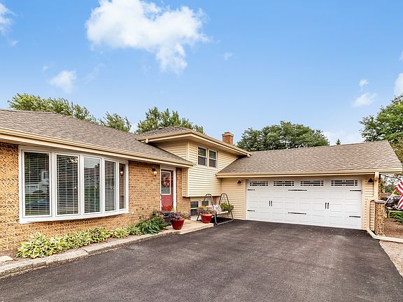 2nd image of 11S737 Lillian Ct