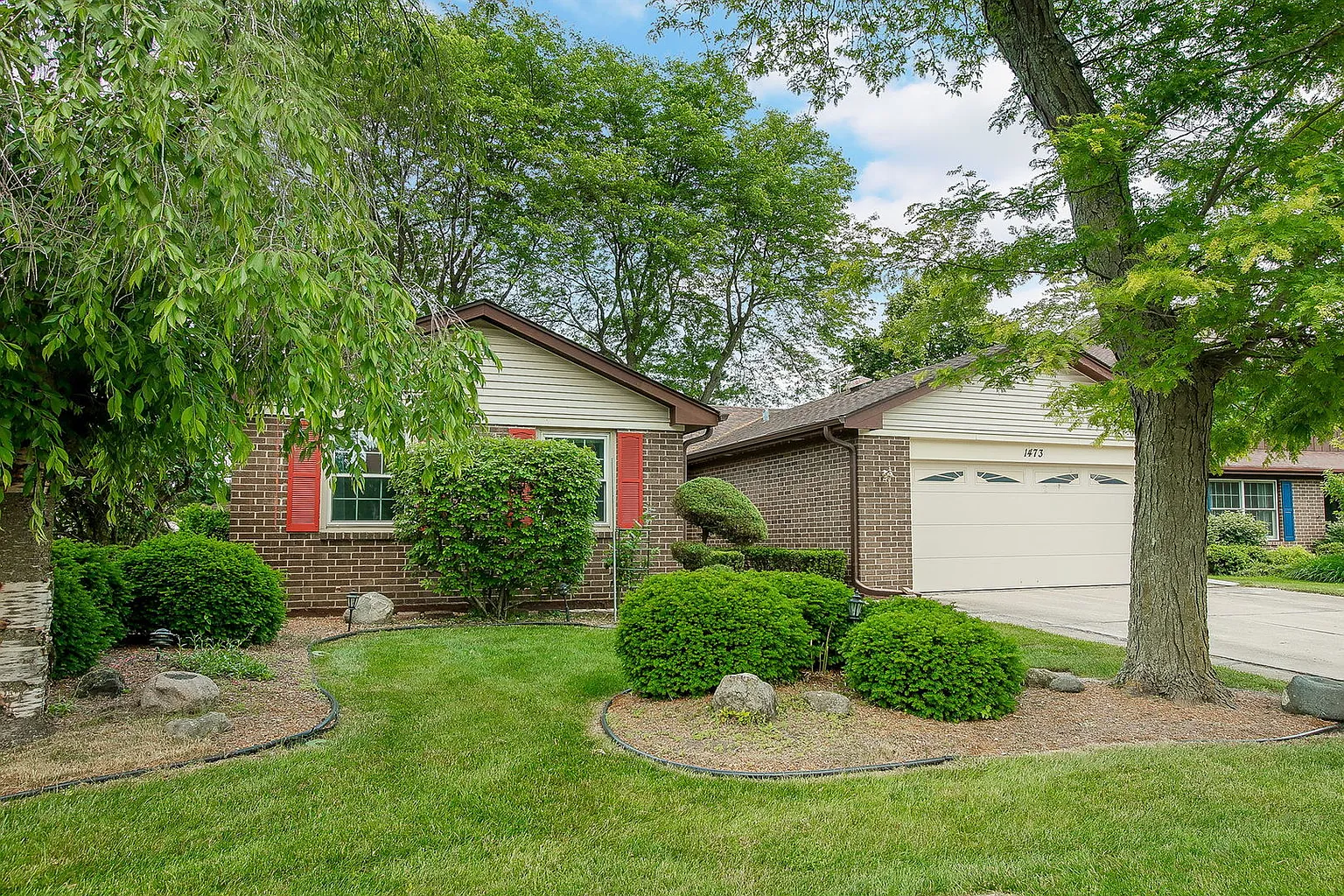 1473 Castlewood Dr photo 1