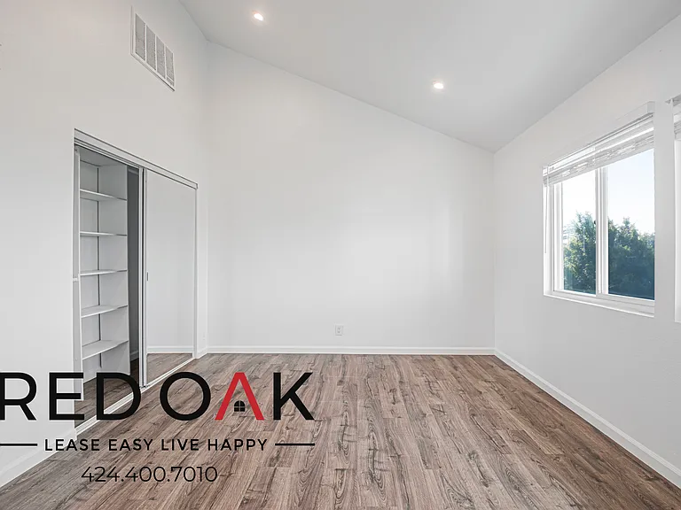 11218 Oxnard St #5 — Photo 10