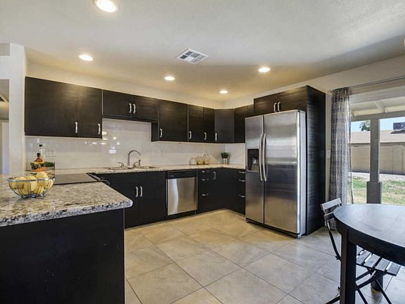 3rd image of 525 N Arrowhead Dr
