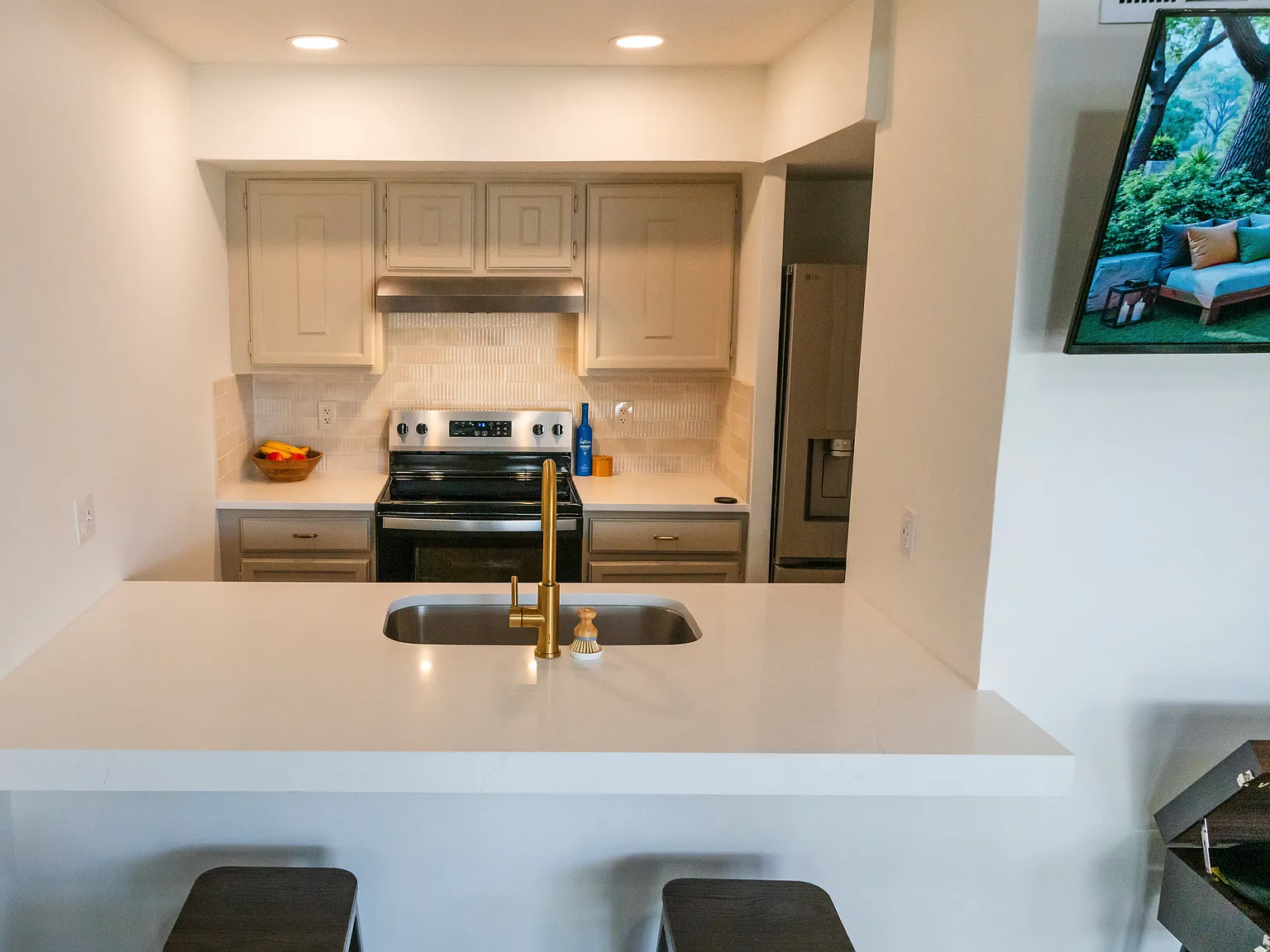 2 bed, 1.5 bath, 984 sqft, $2,700 — Photo 3