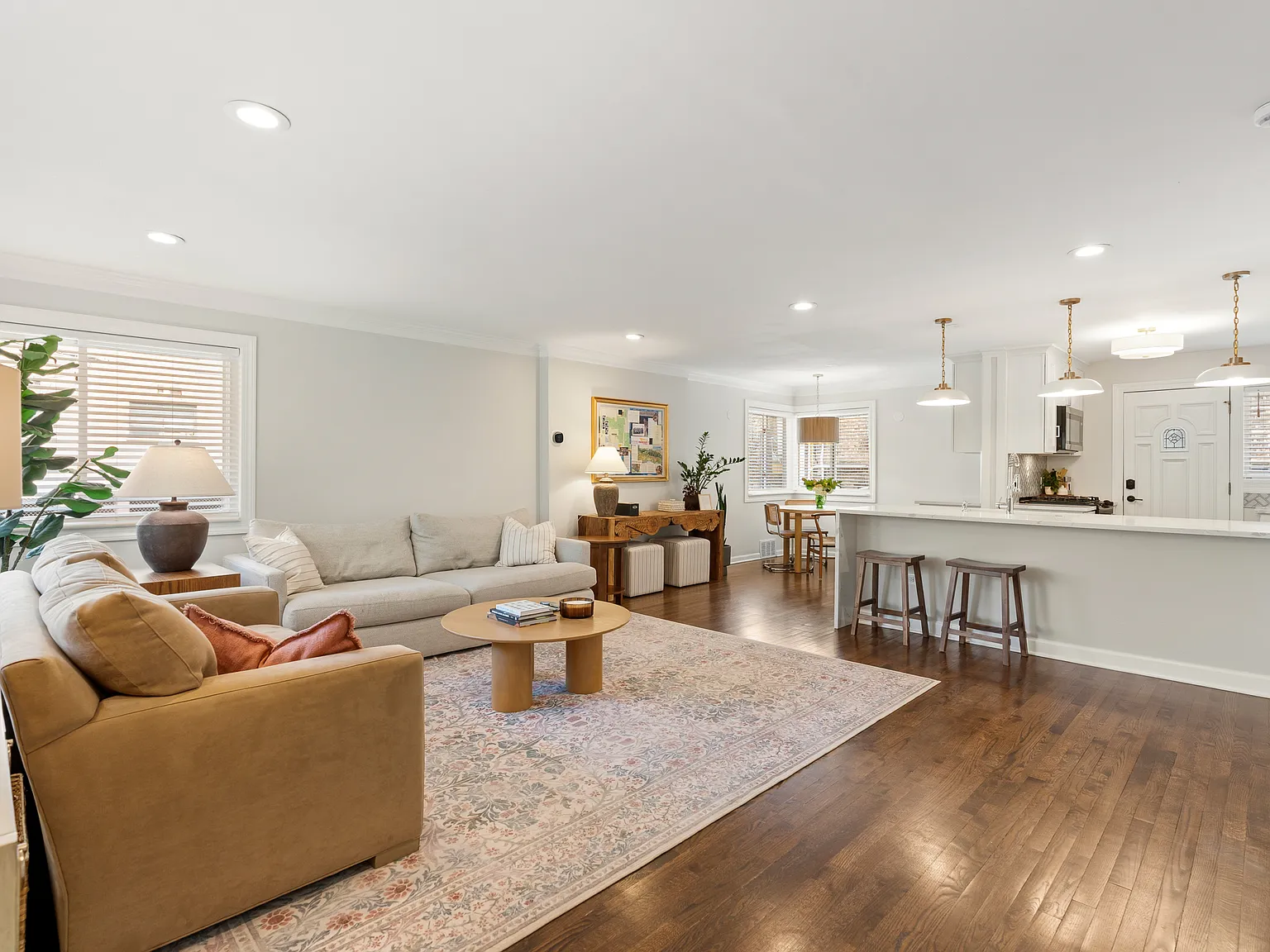 3 bed, 3.5 bath, 2200 sqft, $6,000 — Photo 3