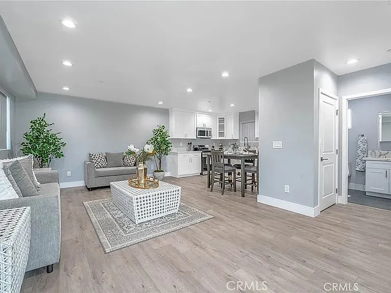 5 bed, 5.5 bath, 2000 sqft, $4,000 — Photo 1