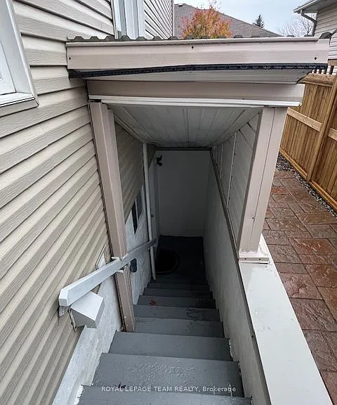 685 Everlasting Cres #B — Photo 3