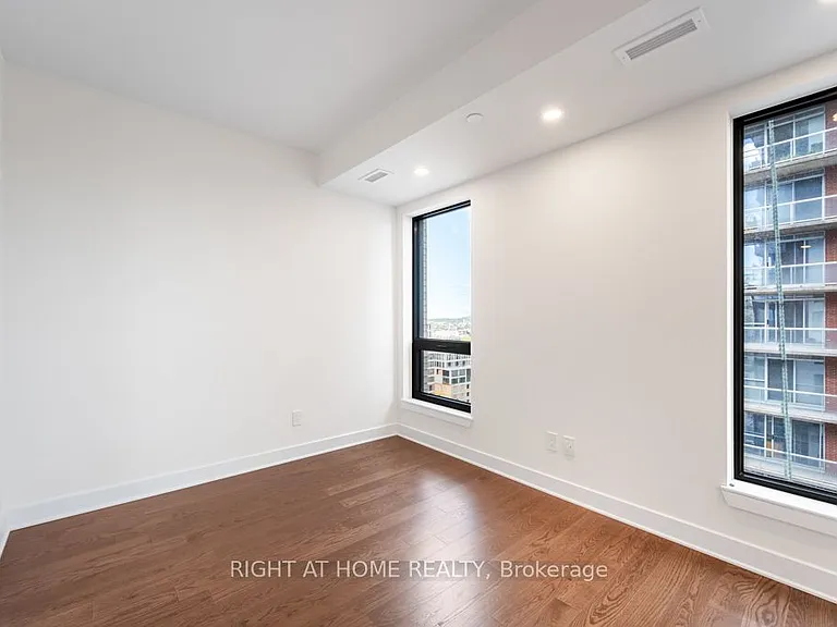 180 George St #1403 — Photo 4