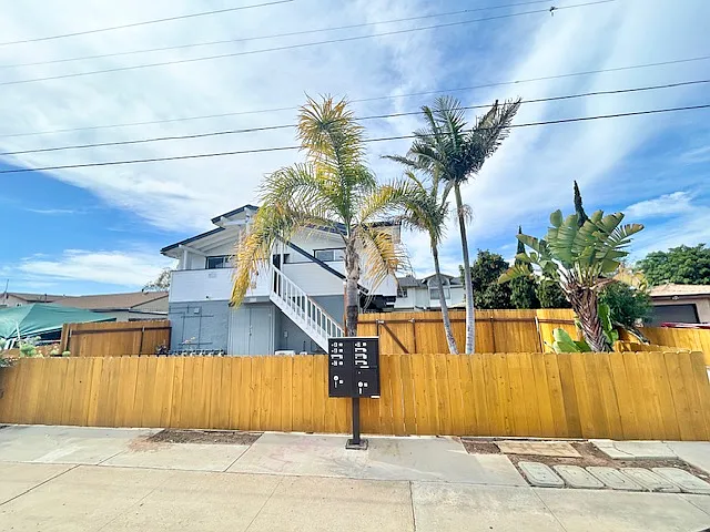564 Florence St #8
