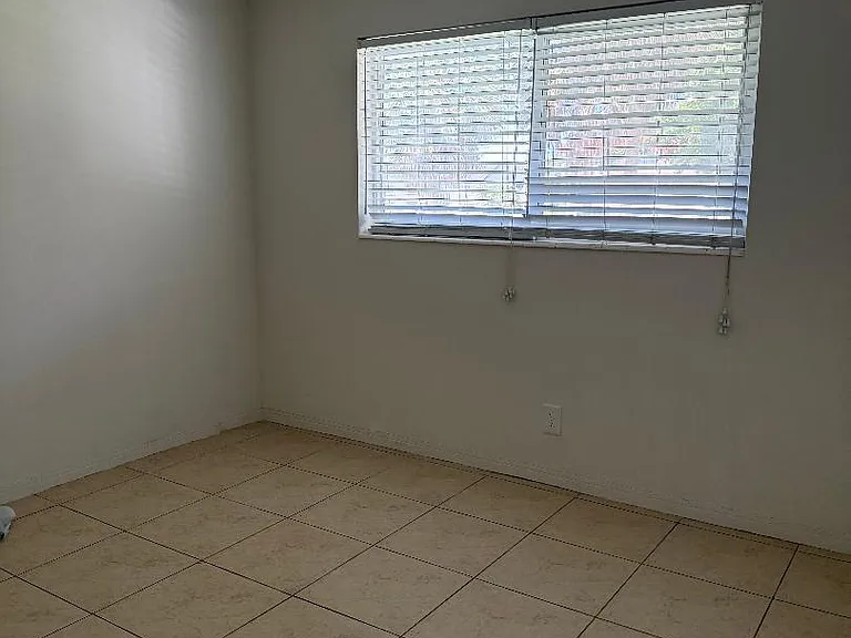 3941 Crystal Lake Dr #E — Photo 10