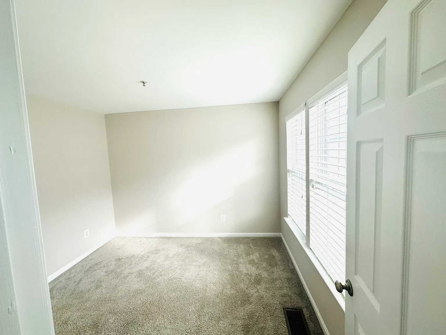 4 bed, 1576 sqft, $875 — Photo 2