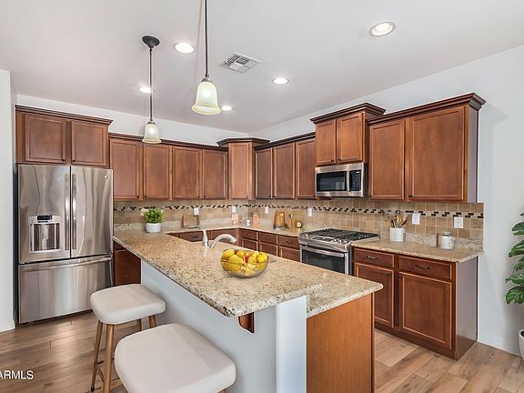 3rd image of 522 W STANLEY Avenue