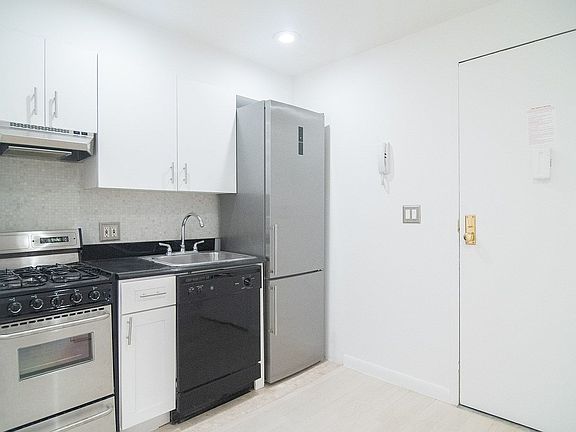 3rd image of 150 W 58th St APT 8B