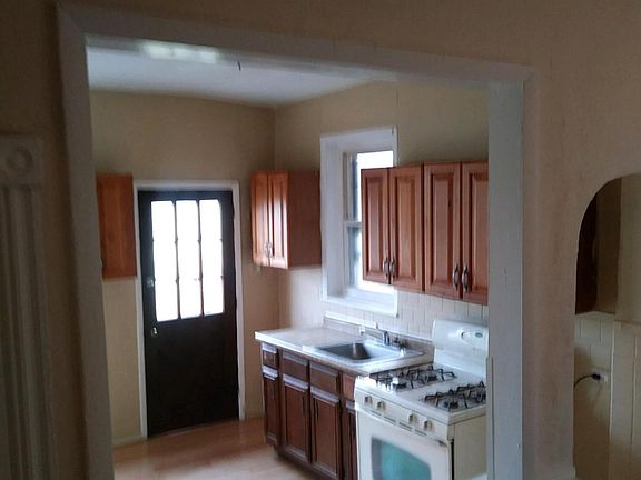 3rd image of 5741 Leonard St