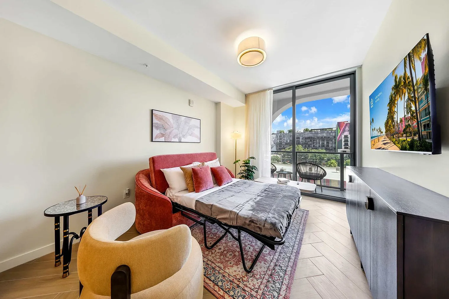 1 bed, 1.0 bath, 635 sqft, $2,499 — Photo 2