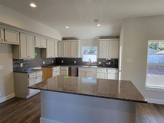 3rd image of 1432 La Delle St