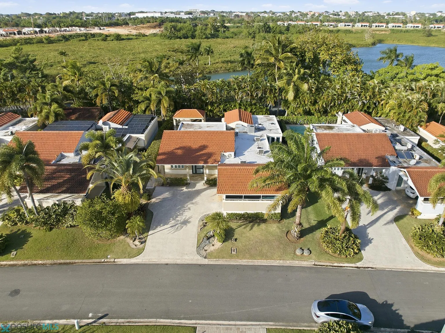 3 bed, 3.5 bath, 2800 sqft, $10,000 — Photo 2