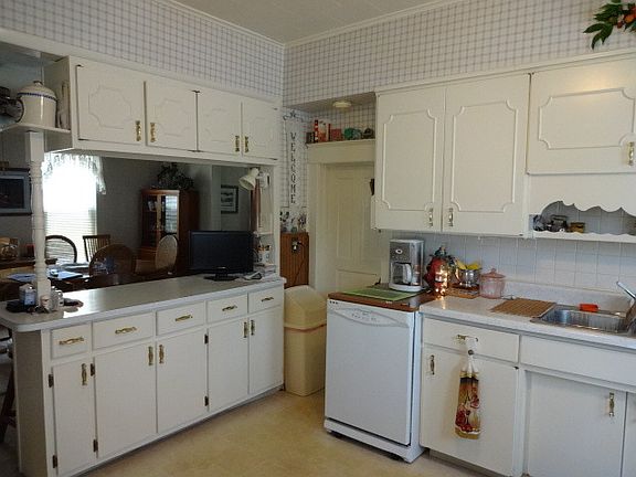 2nd image of 473 Lawrence Ave