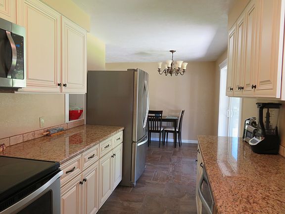 Kitchen w/granite counters