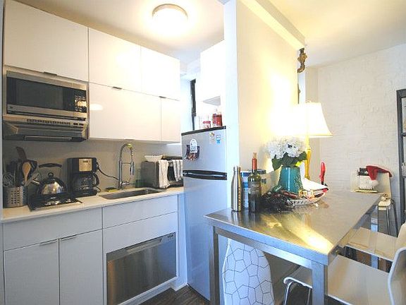 5th image of 117 E 7th St APT 5d