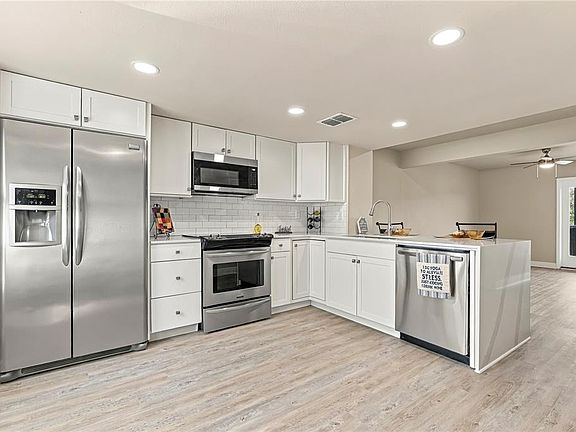 3rd image of 1202 BRIGADOON DRIVE