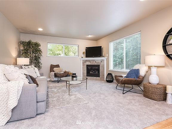 Another shot of the living room. This carpet is brand new!