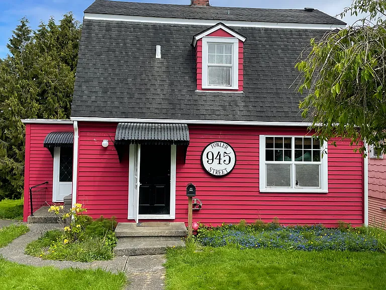 945 Fowler St — Photo 1