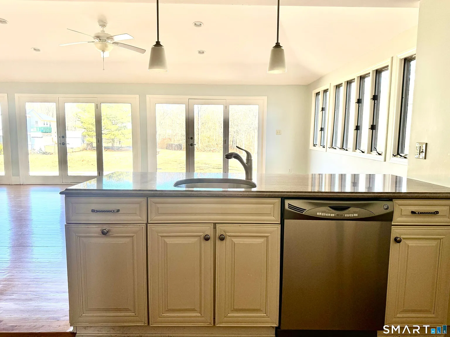 4 bed, 3.0 bath, 3204 sqft, $4,500 — Photo 4