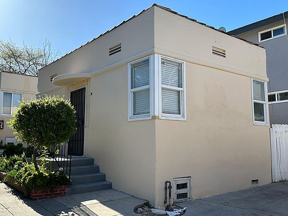 3rd image of 10254 Tujunga Canyon Blvd #C
