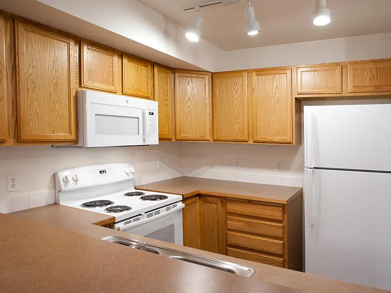 550 N Hydra Pl #A — Photo 2
