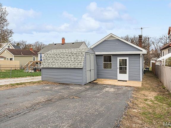 2nd image of 126 Collinsville Ave