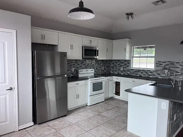 1104 Blueridge Dr — Photo 6