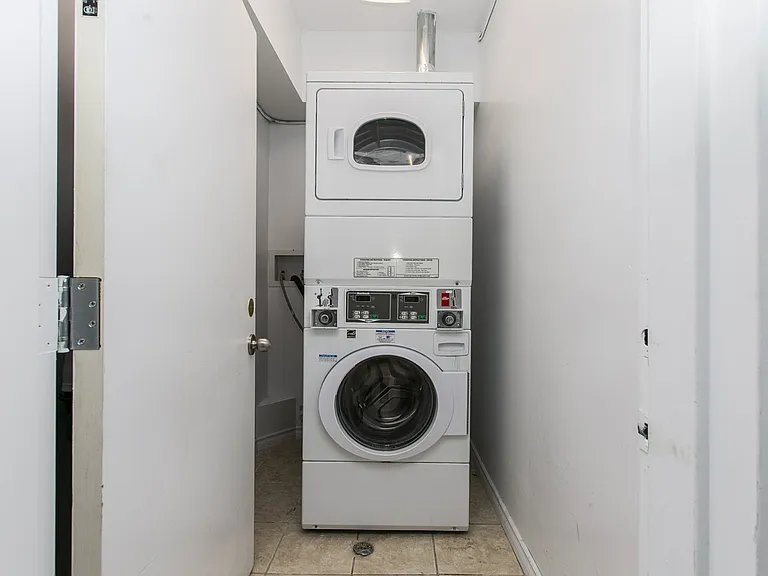 1025 King St E — Photo 8