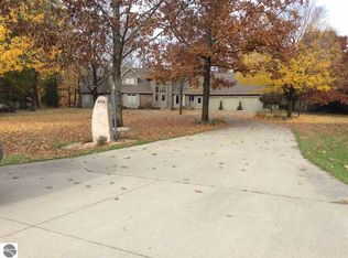 1026 Fairway Dr, Lake Isabella, MI 48893