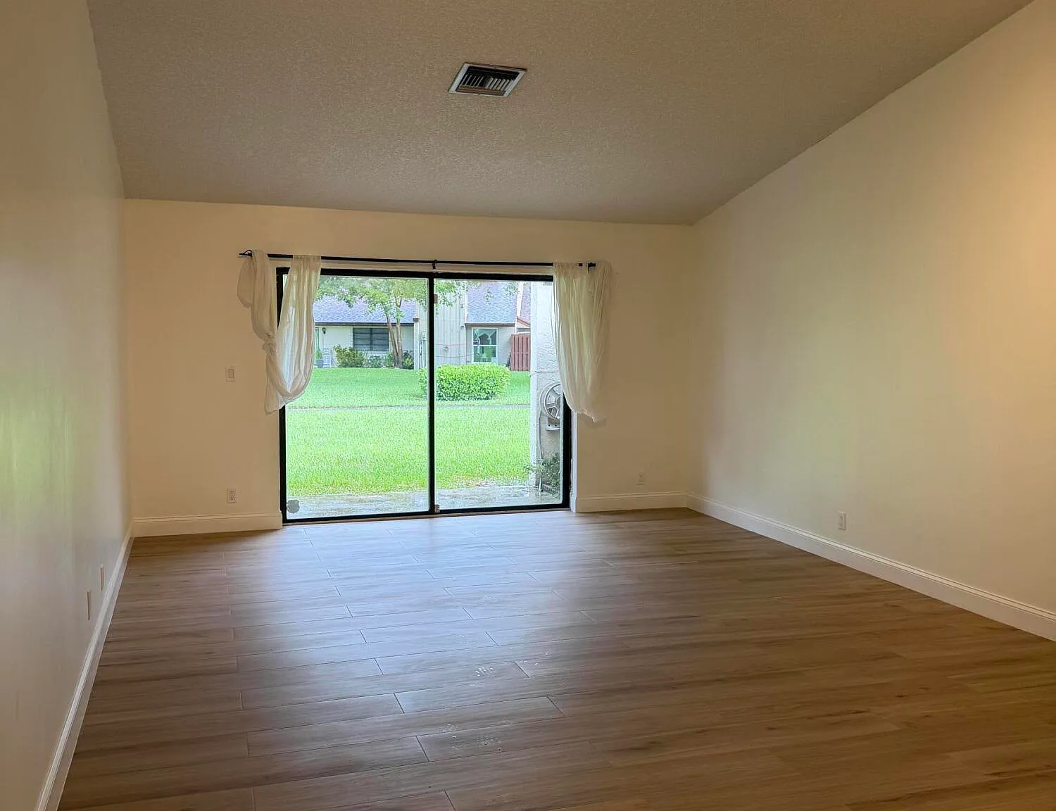 2 bed, 2.0 bath, 1230 sqft, $2,895 — Photo 4