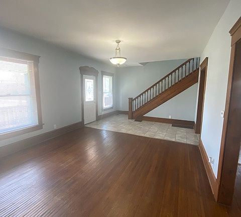 3rd image of 546 E Gates St