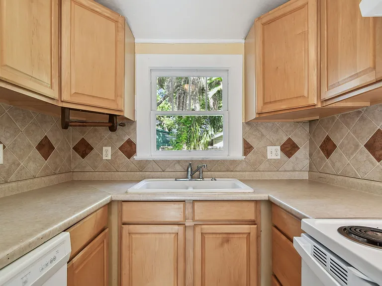 618 Louden Ave — Photo 22