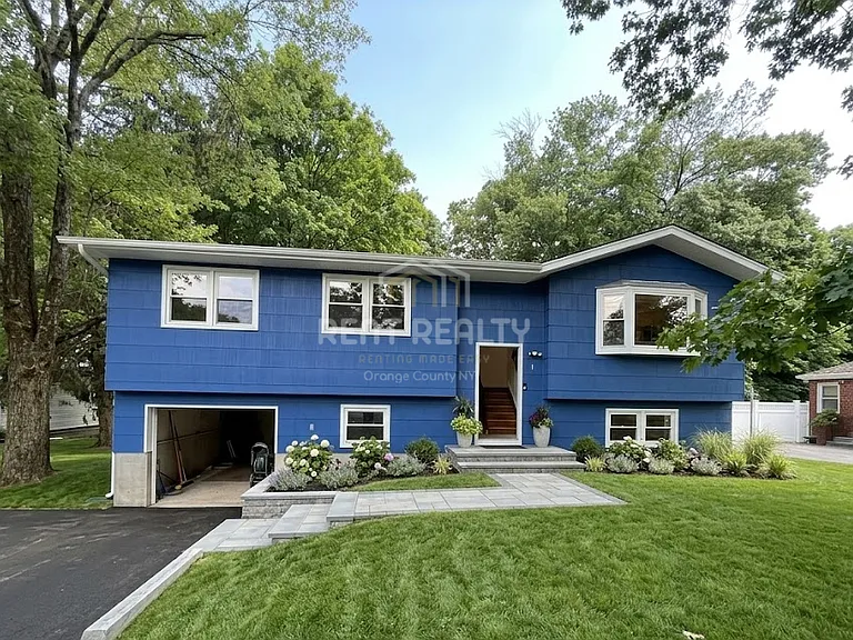 12 Round Lake Ave — Photo 1
