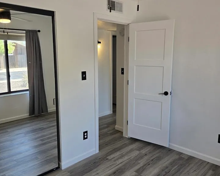 10521 W Loma Ln — Photo 8