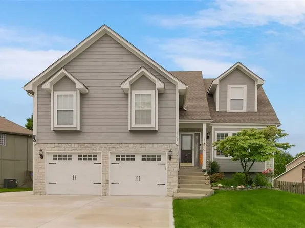 1703 Gunner Ave, Greenwood, MO 64034