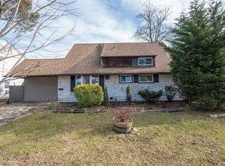23 Bamboo Ln, Hicksville, NY 11801